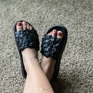 DKNY flower slides 🖤